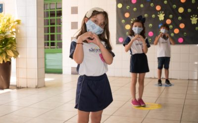 Reinventamos o drive-thru para matar as saudades do colégio!