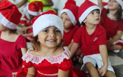 Melodias de encanto: a magia do Natal na apresentação de fim de ano do maternal do Colégio São José